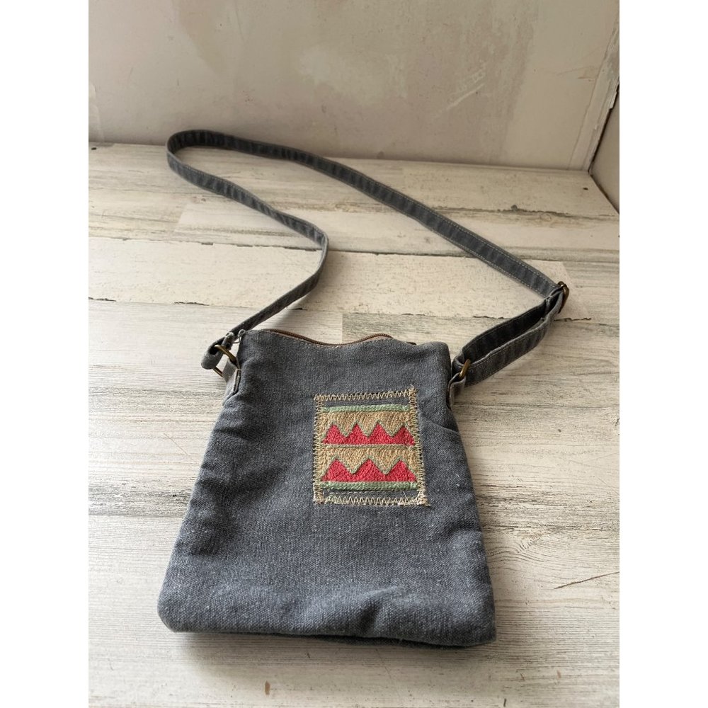 Vintage Addiction woman’s grey cloth crossbody purse